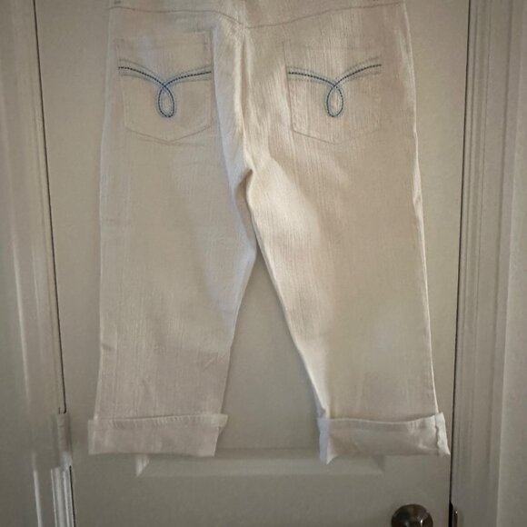 Vanilla Star White Denim Capri Pants Size 11 With Blue Embroidered Back Pockets - Picture 2 of 6